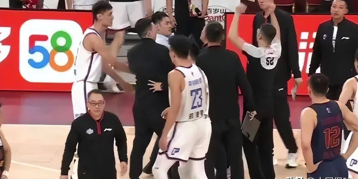 广东队全场碾压CBA季后赛，如同剧本杀再现，封盖的简单介绍
