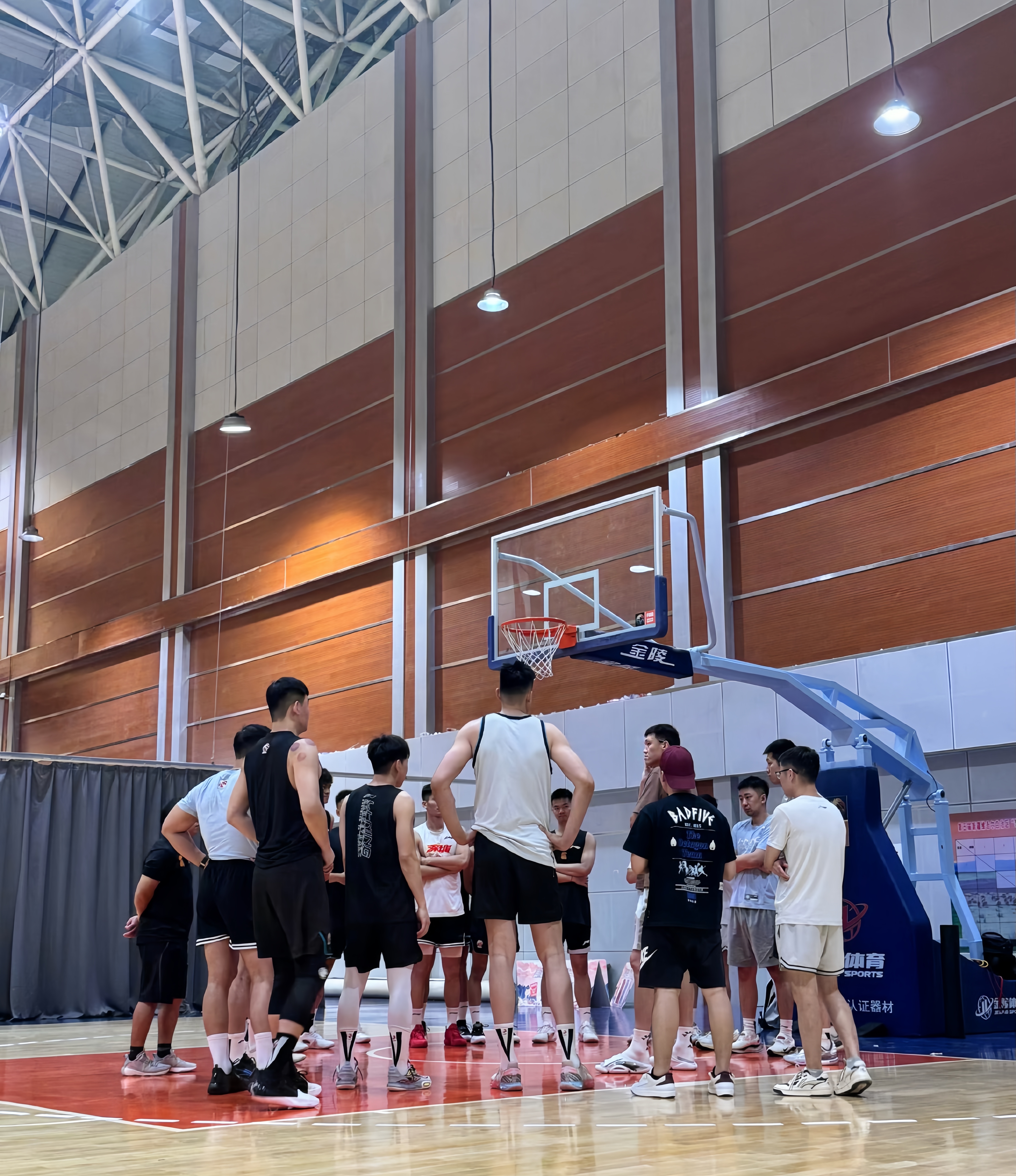 包含深圳男篮客场击败河南，士气高涨备战关键战役的词条