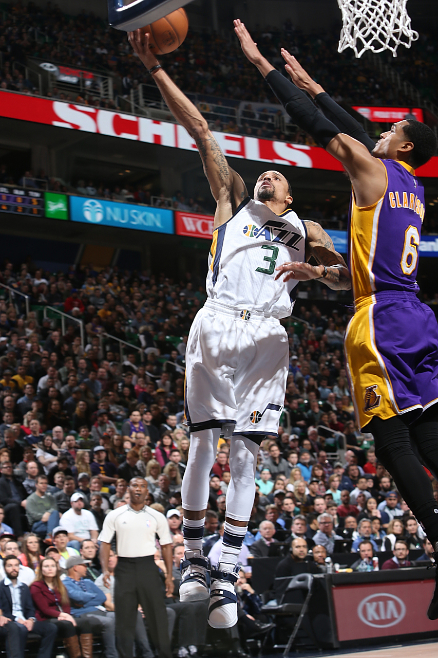 老鹰主场惊险击败奇才