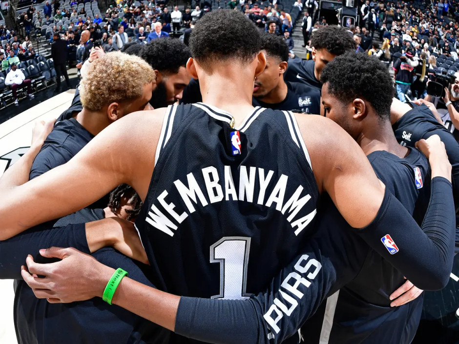 马刺遭76人击败，阻止连胜势头的简单介绍