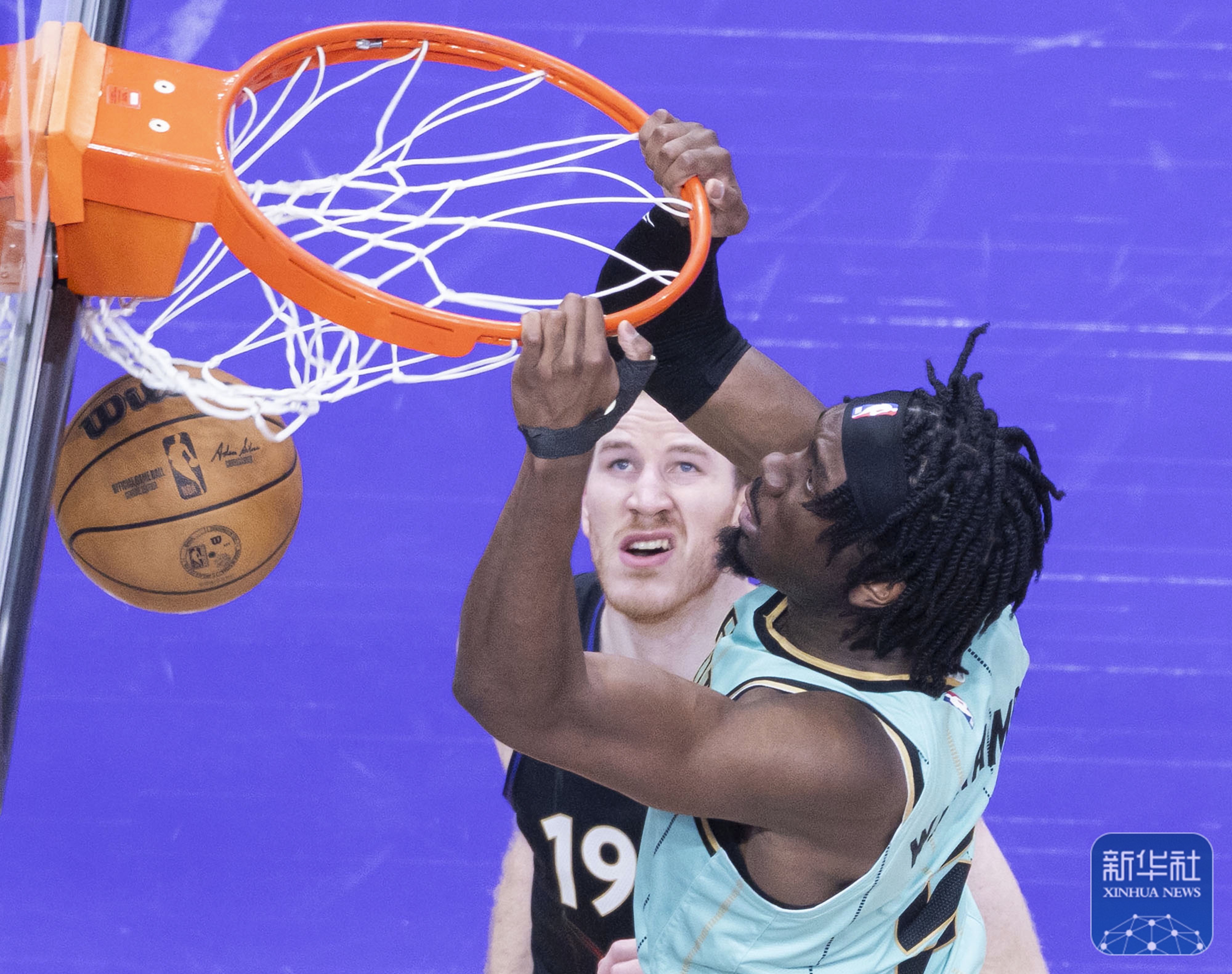 包含猛龙胜开拓者，迎来三连胜的词条