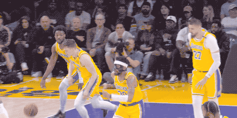 关于湖人再次大胜雄鹿，戴维斯全场高效发挥的信息