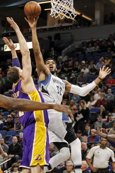 狼队坐镇主场，三球大胜对手积分拉开差距