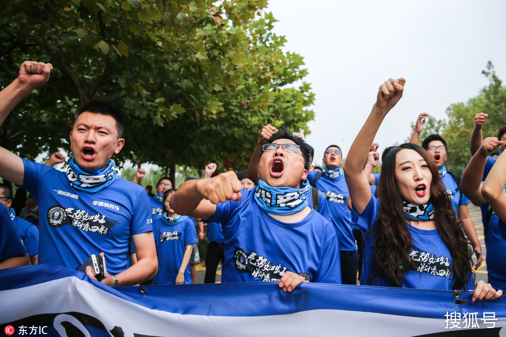 场边球迷呐喊助威的热情不减